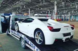Beyaz Ferrari Çekici Kurtarıcı üstünde