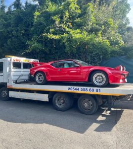 Klasik ferrari çekici üstünde gidiyor.